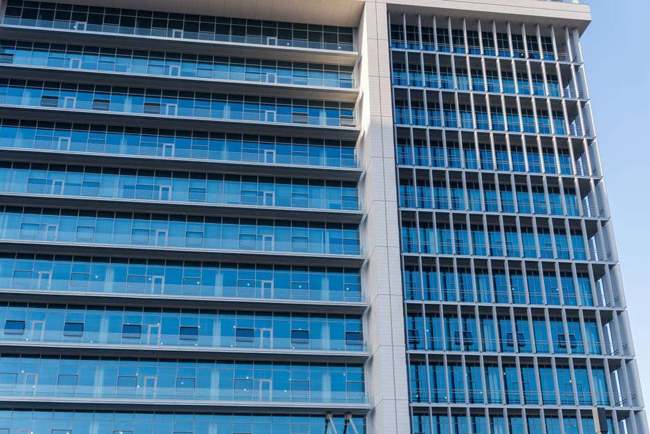 Staklena fasada poslovne zgrade u Osijeku koja odražava nebo