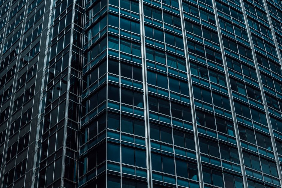 Detaljan pogled na fasadu modernog nebodera s staklenom arhitekturom