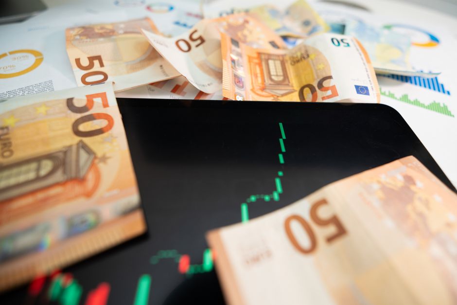 Novčanice od 50 eura uz digitalni prikaz financijskog rasta na tabletu