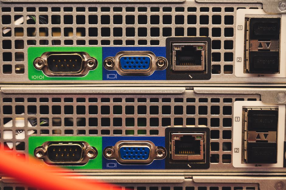 Detaljan pogled na Ethernet i VGA priključke na poslužitelju koji simboliziraju bankovnu povezanost