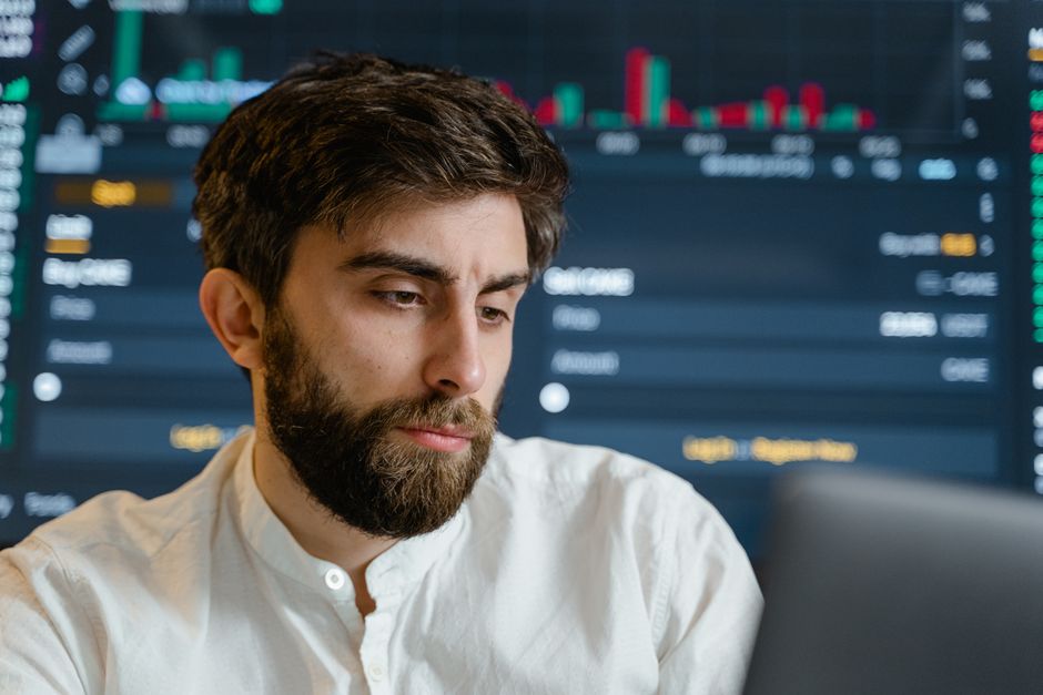 Financijski direktor analizira podatke o novčanom toku na ekranu